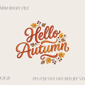 Op de afbeelding: Een borduurontwerp met de oranje cursieve tekst Hello Autumn, omringd door kleine gele en bruine bladeren en rode bessen. De tekst EMBROIDERY FILE staat linksboven en de cijfers 4 5 6 met bestandsformaten staan onderaan.