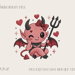 Puede incluir: Un archivo de bordado que muestra un personaje de diablillo con piel rosa, cuernos negros, un lazo rojo y alas, sosteniendo un tridente negro. El personaje está rodeado de corazones rojos y pequeñas estrellas. Texto: EMBROIDERY FILE, 4 5 6, PES EXP DST DGT HUS JEF VP3 XXX.