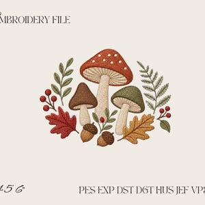 Op de afbeelding: Een borduurontwerp met drie paddenstoelen in rood, bruin en groen, omringd door herfstbladeren, eikels, bessen en varenbladeren. De tekst luidt EMBROIDERY FILE, 4 5 6, en PES EXP DST DGT HUS JEF VP3 XXX.