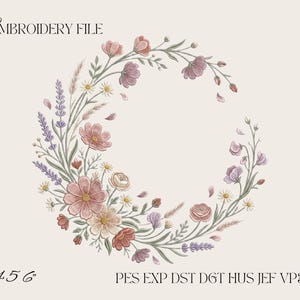 Könnte beinhalten: Eine Stickdatei mit einem halbmondförmigen Kranz aus Wildblumen in Rosa-, Lila- und Grüntönen. Der Text lautet EMBROIDERY FILE, 4 5 6, und PES EXP DST DGT HUS JEF VP3 XXX. Das florale Arrangement enthält Lavendel und Gänseblümchen.