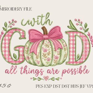 以下が含まれることがあります： 「with GOD all things are possible」というピンク色の文字が刺繍されたデザインファイル。花柄のパンプキンの中央には大きなピンクのリボンがあしらわれ、周囲には緑の葉の小枝とピンクのベリーが添えられています。