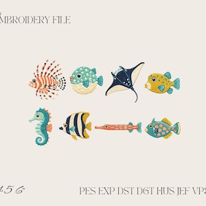 Puede incluir: Un archivo de bordado con ocho coloridas criaturas marinas, incluyendo un pez león, un pez globo, una raya, un caballito de mar y varios peces tropicales. El texto dice EMBROIDERY FILE, 4 5 6, y PES EXP DST DGT HUS JEF VP3 XXX.