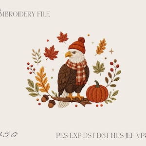 Peut inclure: Un motif de broderie représentant un pygargue à tête blanche portant un bonnet en tricot rouge et une écharpe à carreaux, perché sur une branche avec une citrouille, des feuilles d'automne et des glands. Texte : EMBROIDERY FILE, 4 5 6, PES EXP DST DGT HUS JEF VP3 XXX.