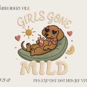 Può includere: Un file di ricamo raffigurante un cane marrone con occhiali da sole a forma di cuore e un fazzoletto rosa, sdraiato su un salvagente verde mentre tiene una bevanda. Il testo recita "GIRLS GONE MILD" con un sole, cuori e una fetta di limone.