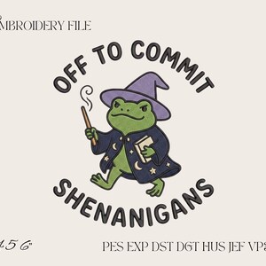 Op de afbeelding: Een borduurbestand met een groene kikker die een paarse tovenaarshoed en een donkerblauwe mantel met ster- en maanpatronen draagt. De kikker houdt een toverstaf en een boek vast. De tekst luidt OFF TO COMMIT SHENAGANS in zwarte hoofdletters.