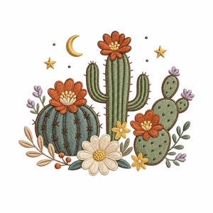 Puede incluir: Un diseño de bordado que presenta un cactus saguaro alto, un cactus barril redondo y un cactus nopal. Los cactus están adornados con flores naranjas, blancas y amarillas, acompañados por una luna creciente dorada y dos estrellas.