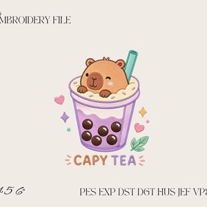Peut inclure: Un motif de broderie représentant un capybara brun dans une tasse de thé aux perles violette avec des perles de tapioca brun foncé, une paille sarcelle, et de petits cœurs et étoiles colorés. Le texte indique EMBROIDERY FILE, CAPY TEA, 4 5 6, PES EXP DST DGT HUS JEF VP3 XXX.