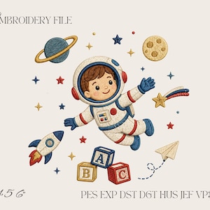 Op de afbeelding: Een borduurontwerp met een cartoon-astronaut die in de ruimte zweeft, omringd door een planeet, maan, raket, papieren vliegtuigje en ABC-blokken. De tekst bevat EMBROIDERY FILE, 4 5 6 en PES EXP DST DGT HUS JEF VP3 XXX in een strak lettertype.