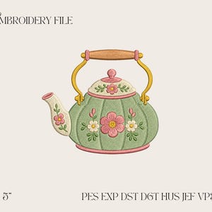 Può includere: Design ricamato di una teiera con corpo verde chiaro, adornata da fiori rosa e bianchi. Il manico è dorato con un'impugnatura in legno. Il testo "EMBROIDERY FILE" è in alto, e "3 4 5" e i tipi di file sono in basso.