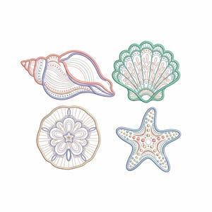 Puede incluir: Un conjunto de cuatro diseños bordados de vida marina que incluye una caracola en rosa y morado, una concha de abanico en verde azulado, un dólar de arena circular con detalles morados y una estrella de mar de cinco puntas en tonos azul y melocotón.