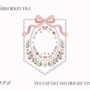 Peut inclure: Un fichier de broderie représentant une bannière festonnée avec un nœud rose au sommet. Le centre contient une couronne florale ovale avec de petites fleurs, des feuilles et des nœuds. Texte : EMBROIDERY FILE, 4 5 6, PES EXP DST DGT HUS JEF VP3 XXX.