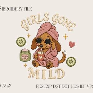 Può includere: Un disegno da ricamo con un cane marrone che indossa un accappatoio e un asciugamano rosa, mentre tiene una bevanda con una cannuccia. Il testo recita GIRLS GONE MILD. Include icone di vasetto per maschera, fette di cetriolo, cuore e stelle. 4 5 6.