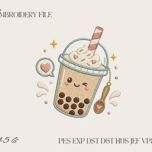 Puede incluir: Un diseño de bordado que muestra una taza de té boba color canela con cara sonriente, crema batida, una pajita a rayas y perlas de tapioca marrón oscuro. Incluye un globo de texto con forma de corazón, un dije de cuchara y estrellas. Texto: EMBROIDERY FILE 4 5 6 PES EXP DST DGT HUS JEF VP3 XXX.