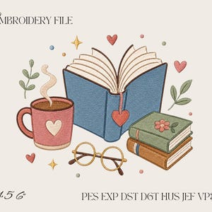 以下が含まれることがあります： ハートのしおりが付いた開いた青い本、ハートが描かれたピンクのマグカップ、2冊の本の積み重ね、金色の眼鏡が刺繍されたデザイン。テキストには「EMBROIDERY FILE」、「4 5 6」、「PES EXP DST DGT HUS JEF VP3 XXX」と記載されています。