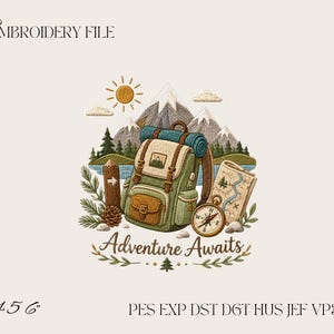 Puede incluir: Un diseño de archivo de bordado con una mochila verde, una brújula, un mapa y una señal de madera con una flecha. La escena incluye montañas nevadas, pinos, un sol y nubes. El texto dice EMBROIDERY FILE, Adventure Awaits, 4 5 6 y PES EXP DST DGT HUS JEF VP3 XXX.