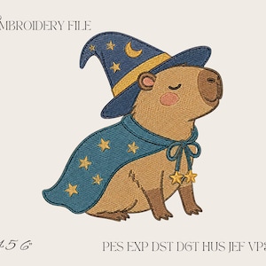 Puede incluir: Un diseño de bordado que muestra un capibara marrón con un sombrero de mago y una capa azul decorados con estrellas amarillas y una luna creciente. El texto EMBROIDERY FILE, 4 5 6 y los formatos PES EXP DST DGT HUS JEF VP3 XXX son visibles.
