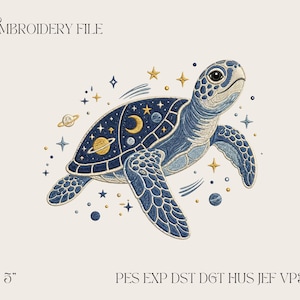 Op de afbeelding: Geborduurd ontwerp van een zeeschildpad met een kosmisch thema. De schildpad is blauw met een schild dat planeten, sterren en een maan toont. De tekst "EMBROIDERY FILE" staat bovenaan en "3 4 5" linksonder.