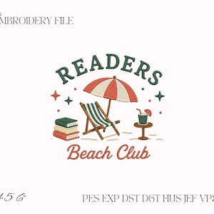 Op de afbeelding: Een borduurontwerp met de tekst READERS Beach Club, een stapel van drie boeken, een gestreepte strandstoel, een parasol en een drankje op een klein tafeltje. Het ontwerp bevat kleine ster- en puntaccenten in rode en groene draadkleuren.