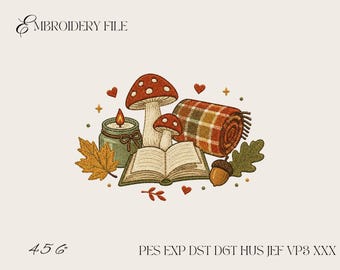 Op de afbeelding: Een borduurontwerp met een open boek, twee rood-witte paddenstoelen, een groene kaars, een plaid, een eikel en een esdoornblad. De tekst bevat EMBROIDERY FILE, 4 5 6 en PES EXP DST DGT HUS JEF VP3 XXX.