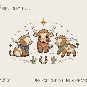 Peut inclure: Un fichier de broderie représentant trois vaches highland brunes et blanches portant des bandanas, entourées d'étoiles, de deux petits cactus et d'un fer à cheval. Le texte indique EMBROIDERY FILE, 4 5 6, et PES EXP DST DGT HUS JEF VP3 XXX.