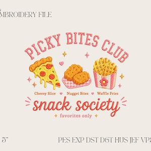 Könnte beinhalten: Eine Stickdatei mit einem Pizzastück, Chicken Nuggets und Waffelpommes sowie dem Text PICKY BITES CLUB, snack society und favorites only. Die Grafik enthält kleine rosa Herzen und gelbe Sterne auf einem hellen Hintergrund.