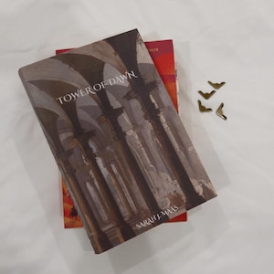 Puede incluir: Un juego de tres tazas de cerámica con un acabado mate moteado. Las tazas son de color crema, gris claro y gris oscuro. Cada taza tiene un diseño simple y minimalista y un asa redondeada.