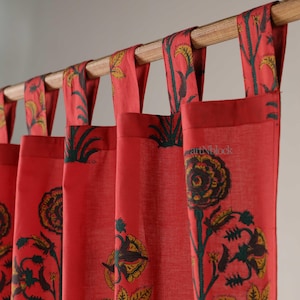 Puede incluir: Cortinas de tela roja con un estampado floral en amarillo y verde. Las cortinas cuelgan de una barra de madera. El texto "artnBlock" es visible en uno de los paneles.
