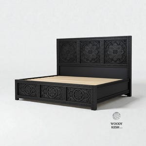 Puede incluir: Cama de madera negra con intrincados patrones geométricos tallados en la cabecera y el pie de cama. La cama tiene una base de madera de color claro y un diseño minimalista. El logotipo de Woody Kesh LLC está en la esquina inferior derecha.