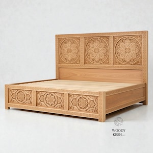 Puede incluir: Una cama de madera clara con intrincados patrones geométricos tallados. El cabecero presenta tres paneles decorativos. El pie de cama y los laterales también tienen detalles tallados. La cama es de madera natural.