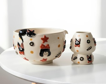 Handgefertigtes Matcha-Set mit schwarzer Katze aus Keramik • Einzigartige Witchy Chawan-Schüssel & Schneebesenhalter • Niedliches 3D-Bäcker-Set • Wunderliches Geschenk für Sie