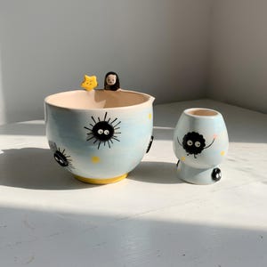 Juego de té matcha de cerámica con diseño de duende de hollín hecho a mano • Bol chawan y soporte para batidor únicos y originales • Lindo kit de té con diseño de espíritu de sombra en 3D de anime • Regalo para ella