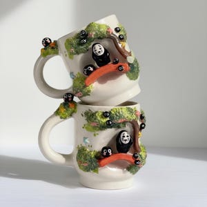 Handgjord keramisk mugg utan ansikte - Personlig 3D-skogsandekaffekopp - Nyckfull animeinspirerad keramik - Unik present till konstälskare