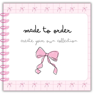 Puede incluir: Un cuaderno cuadrado con centro blanco y borde rosa con patrón de cuadrícula e iconos de lazos pequeños. El lado izquierdo tiene una espiral rosa en forma de corazones. El texto dice made to order y create your own collection.