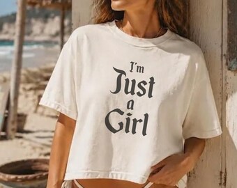 Camiseta holgada "Just a Girl", de Comfort Colors, inspirada en el estilo vintage y con diseño de concierto de rock.