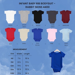 Puede incluir: Conjunto de bodies de beb&eacute; de canal&eacute; en varios colores, incluyendo blanco, gris, negro, rojo y azul. La imagen muestra el estilo Rabbit Skins 4400, con una tabla de tallas que indica las medidas en pulgadas.