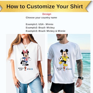 Puede incluir: Camisetas blancas con dise&ntilde;os de Mickey y Minnie Mouse, cada uno sosteniendo un bal&oacute;n de f&uacute;tbol. Las camisetas tienen impreso "WORLD CUP 2026" debajo de los personajes. La parte superior de la imagen dice "How to Customize Your Shirt".