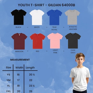 Puede incluir: Una selecci&oacute;n de camisetas juveniles en varios colores, incluyendo negro, blanco y rojo. La imagen muestra el modelo Gildan 64000B, con una tabla de medidas en pulgadas. Un joven lleva una camiseta blanca.