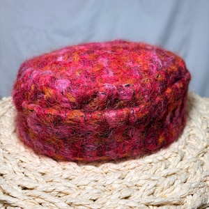 Sombrero pastillero vintage de los años 60, diseñado por Kay, boina de lana afelpada, estilo Jackie O, con textura en rosa, rojo y naranja, estilo parisino, elegante y retro, para invierno.
