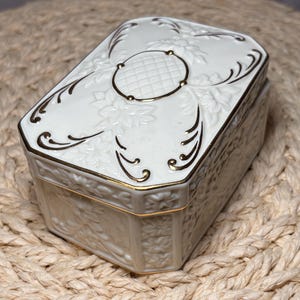 Vintage Lenox porseleinen Snuisterijdoosje Ivoor Gouden Bloemen Reliëf Sieradendoos Handgemaakt China Cottagecore Vanity Decor Klein Aandenken Cadeau