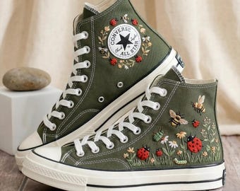 Tênis Converse de cano alto bordados personalizados, tênis com estampa de insetos e abelhas, sapatos com bordados inspirados na natureza.