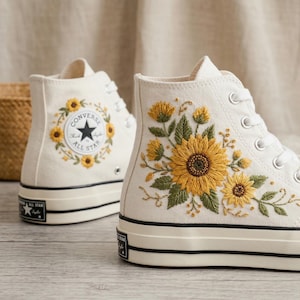 Zapatillas Converse personalizadas para mujer con bordado de girasoles.