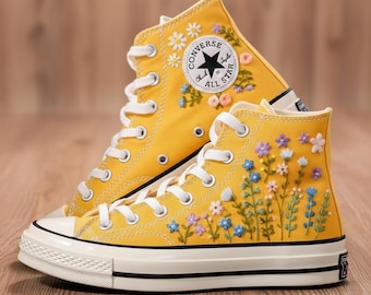 Zapatillas altas Converse con bordado personalizado, Converse amarillas bordadas con flores silvestres, regalo de cumpleaños para ella