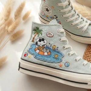 Zapatillas Converse bordadas con temática de fiesta en la piscina para perros personalizadas