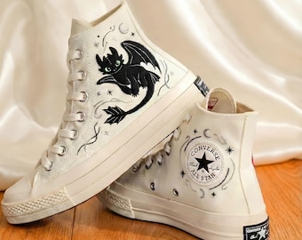 Individuell bestickter zahnloser Drache; 70er Jahre High Tops, Chuck Taylor Sneakers