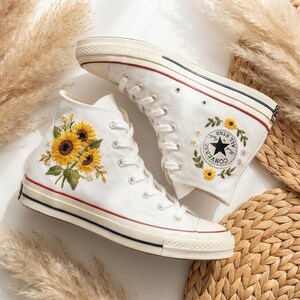 Converse high-tops bruiloftssneakers met monogram geborduurd bloemen