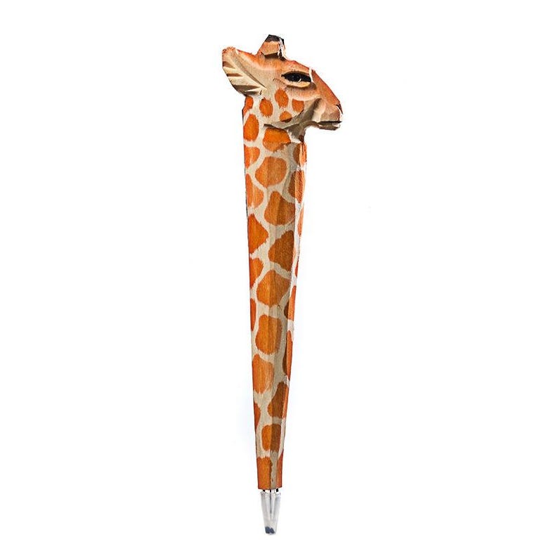 Puede incluir: Un bol&iacute;grafo de madera con dise&ntilde;o de jirafa. El cuerpo del bol&iacute;grafo est&aacute; pintado con un patr&oacute;n de jirafa en tonos marr&oacute;n y beige. La cabeza del bol&iacute;grafo est&aacute; tallada para parecerse a la cabeza de una jirafa. El bol&iacute;grafo tiene una punta plateada.