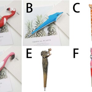 Bolígrafo de jirafa tallado a mano personalizado / Bolígrafo con diseño de animal de safari / Bolígrafo de madera tallada con un toque original para amantes de la papelería y los animales. imagen 3