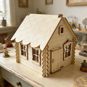Pode incluir: Uma pequena casa de madeira inacabada com um telhado ondulado e janelas e porta detalhadas. A casa em miniatura é feita de madeira clara e apresenta um design rústico, perfeito para artesanato ou exibição. A casa mede aproximadamente 20 cm de altura.