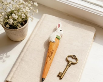 Bolígrafo personalizado tallado a mano con forma de conejo en una zanahoria / Bolígrafo con forma de conejito y verdura / Bolígrafo de madera tallada con un toque original para niños y estudiantes.