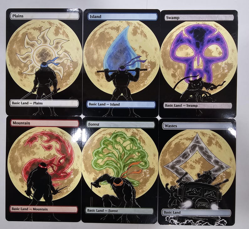 Op de afbeelding: Zes rechthoekige ruilkaarten met silhouetten van Teenage Mutant Ninja Turtles tegen een volle maan achtergrond. Elke kaart toont een uniek landtype symbool: Plains, Island, Swamp, Mountain, Forest en Wastes, met bijbehorende tekstlabels.